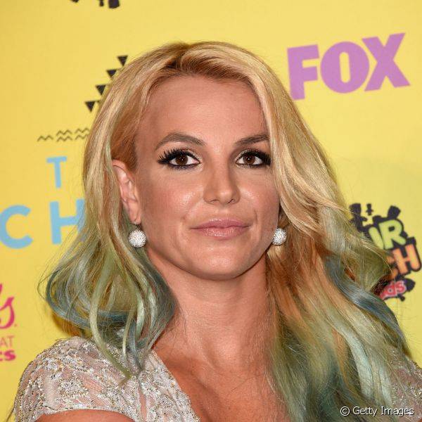 Britney Spears usou um olho esfumado bem escuro com lábios nude glossy